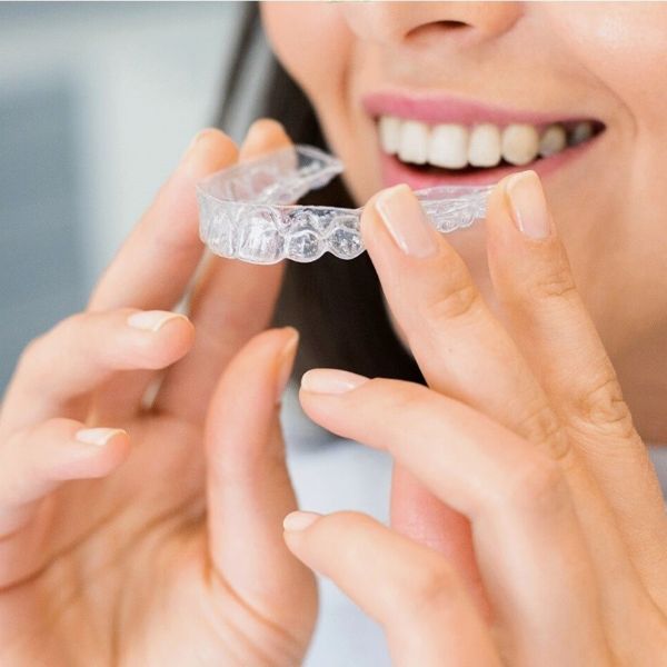 Os alinhadores invisíveis são adaptados à arcada dentária do paciente, garantindo assim um ajuste perfeito e um tratamento personalizado.