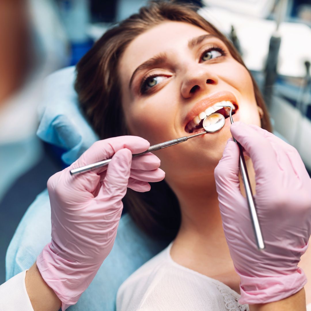 A carie entre os dentes, conhecida também como lesão interproximal, apresenta um verdadeiro desafio tanto para diagnóstico quanto para prevenção.