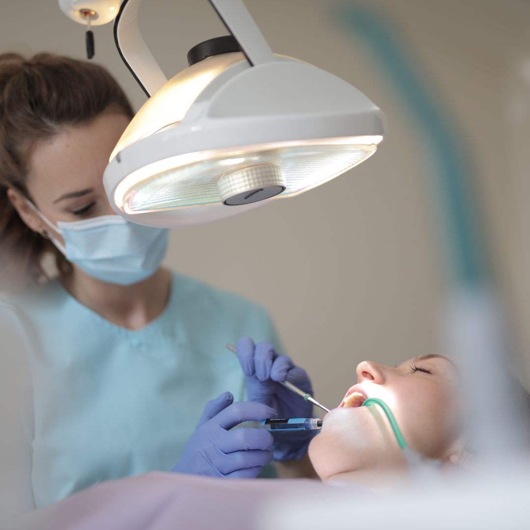A coroa dentária emerge como uma solução estrela na odontologia, oferecendo não apenas a restauração da função mastigatória, mas também a devolução da beleza ao sorriso.