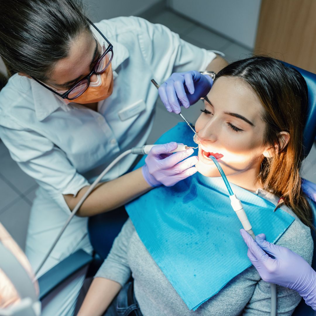 A rotina de visitas ao dentista é o piloto automático da saúde bucal, mantendo-a na trajetória correta e evitando turbulências como cáries e gengivite.