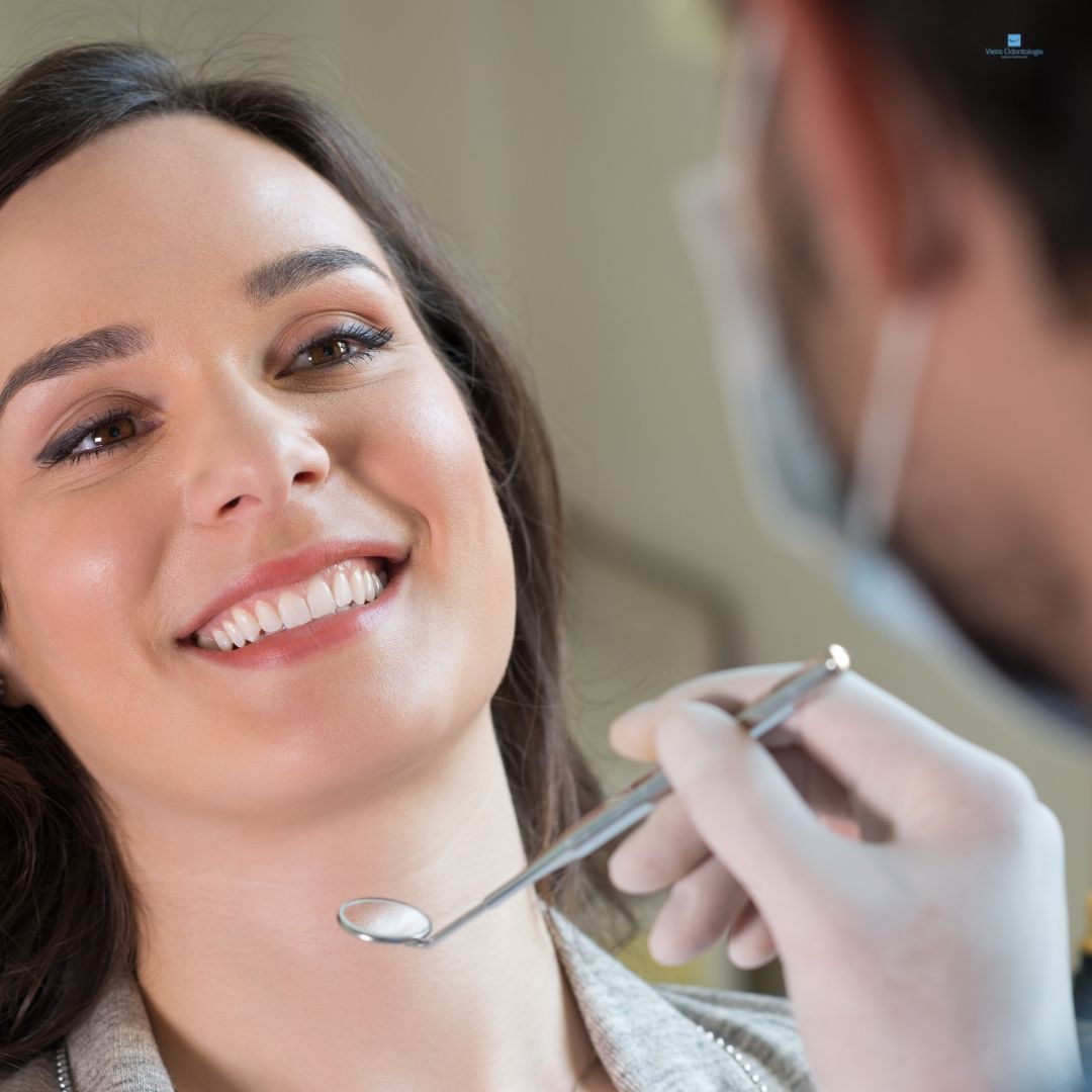 O clareamento dental é um procedimento estético que busca restaurar a cor original dos dentes ou torná-los mais brancos do que eram originalmente.