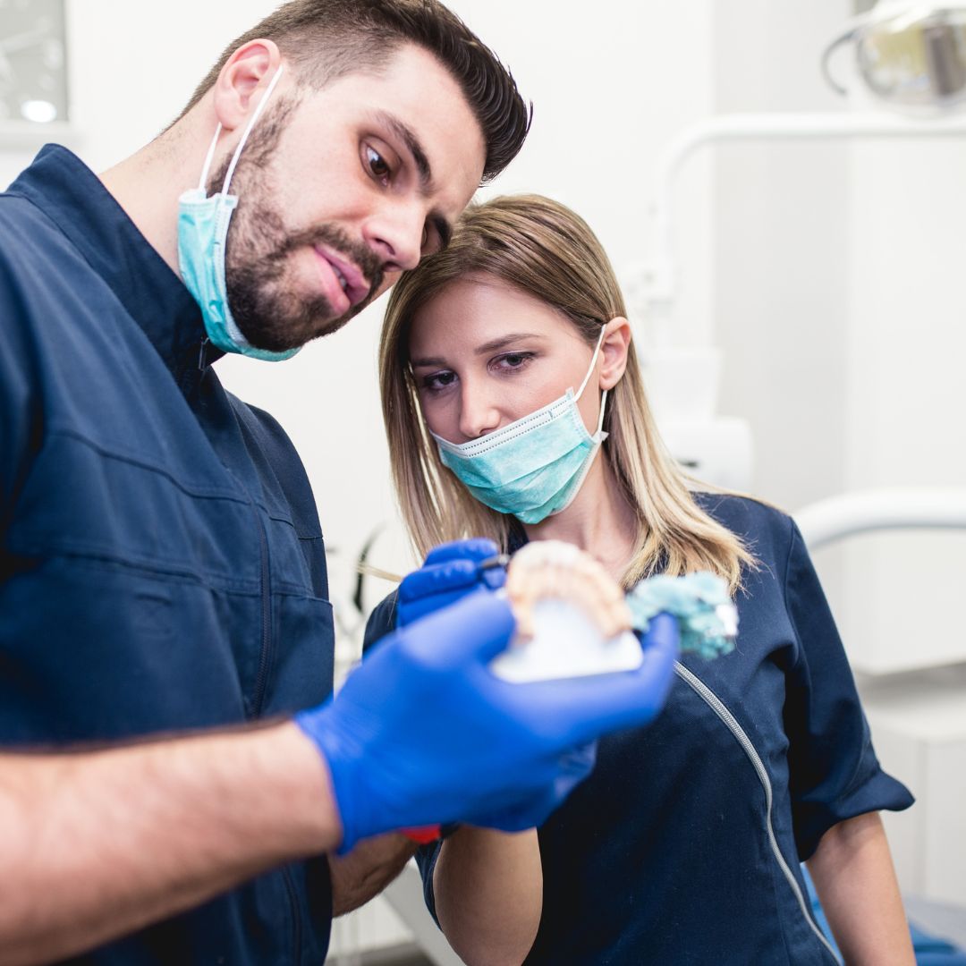 Mergulhar no universo das próteses dentárias é explorar uma área da odontologia que devolve não apenas o sorriso.
