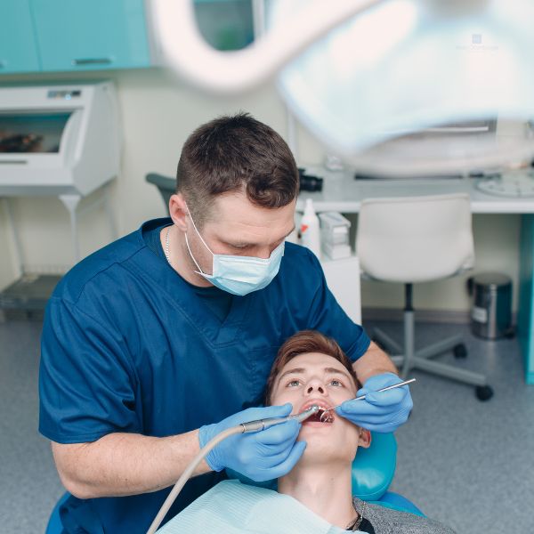 A Reabilitação Oral figura como uma das especialidades, responsável por devolver a harmonia e funcionalidade das arcadas dentárias dos pacientes.