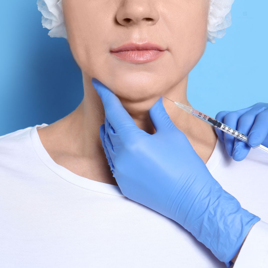 Na Vieira Odontologia, o tratamento enzimático da papada emerge como um aliado inovador para aqueles que desejam redesenhar o contorno do rosto sem recorrer ao bisturi.