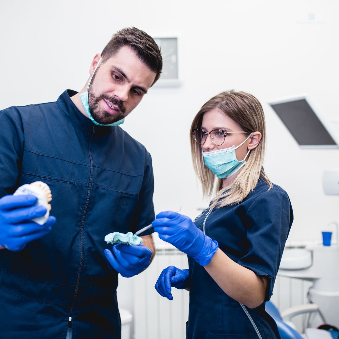 A prótese dentária é um dispositivo odontológico projetado para substituir dentes perdidos, proporcionando não apenas uma solução estética, mas também funcional.