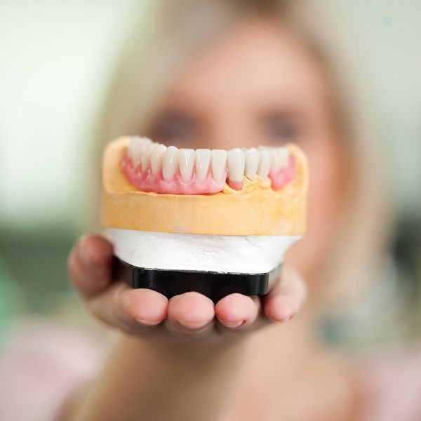 O que é uma prótese dentária: Sua função e Principais Tipos.