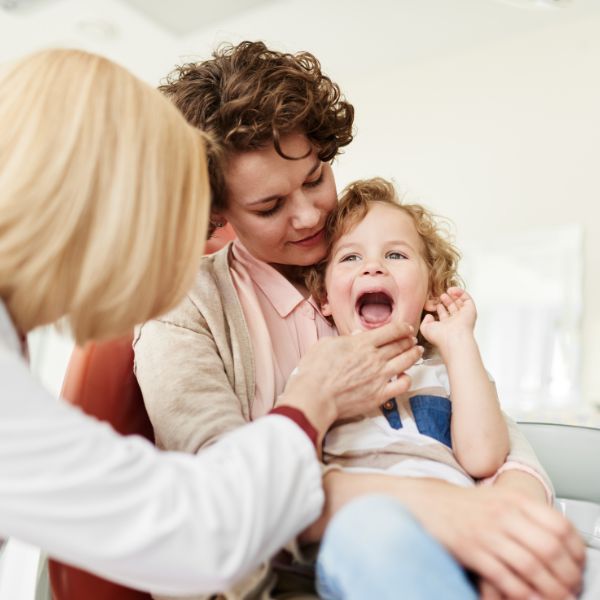 Odontopediatria: Cuidados Essenciais para a Saúde Bucal de Bebês, Crianças e Adolescentes.