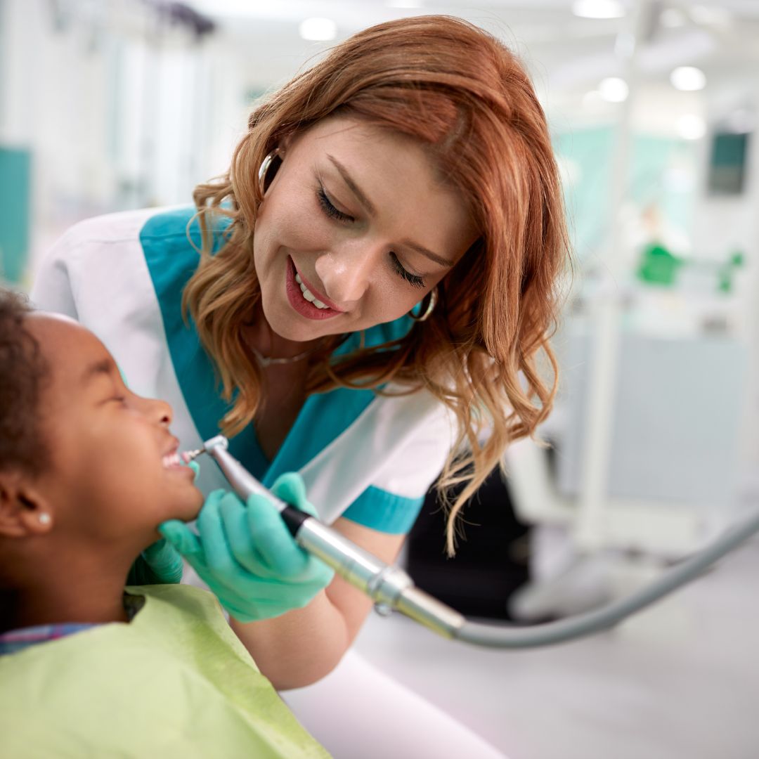 As cáries são áreas danificadas nos dentes, causadas pela ação de bactérias que decompõem açúcares presentes na boca, formando ácidos que corroem o esmalte dentário.