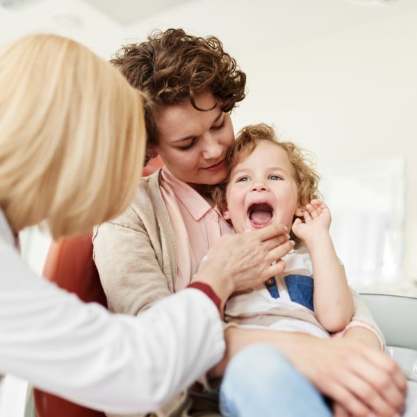 Chupeta, Mamadeira e Seus Impactos na Dentição Infantil.