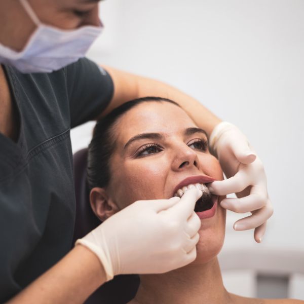 Placas Oclusais: Proteja Seus Dentes e Alivie a Dor na Mandíbula.