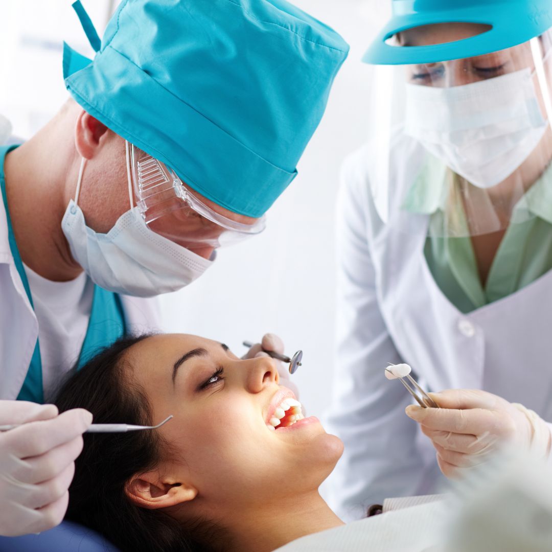 A maioria das pessoas reconhece a importância de manter a saúde bucal em dia, escovando os dentes regularmente e visitando o dentista de tempos em tempos.