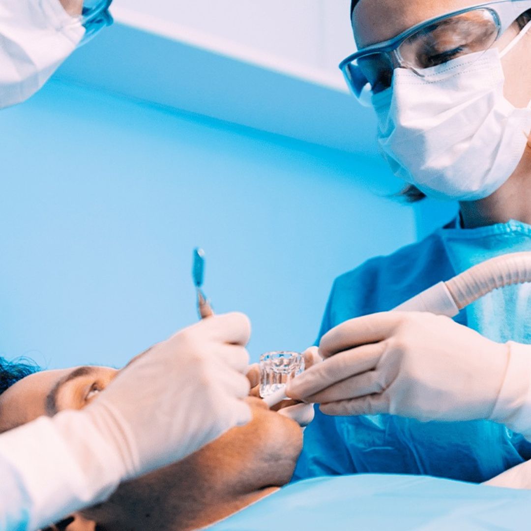 Os procedimentos de menor porte, como a remoção de dentes comprometidos, são realizados com menos complexidade e recuperação mais rápida.