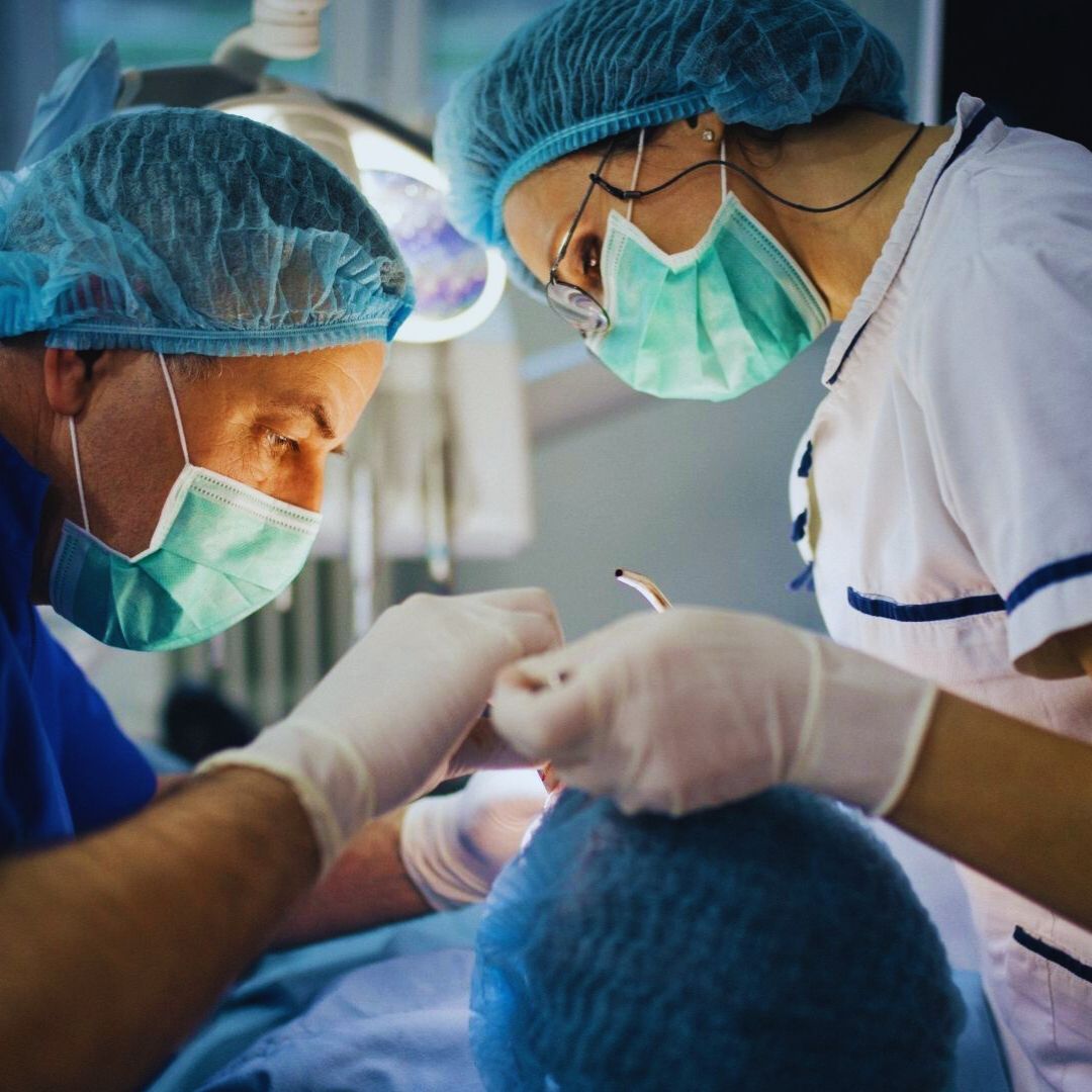 A cirurgia bucomaxilofacial é uma especialidade médica e odontológica que trata de problemas na boca, maxilares e face.