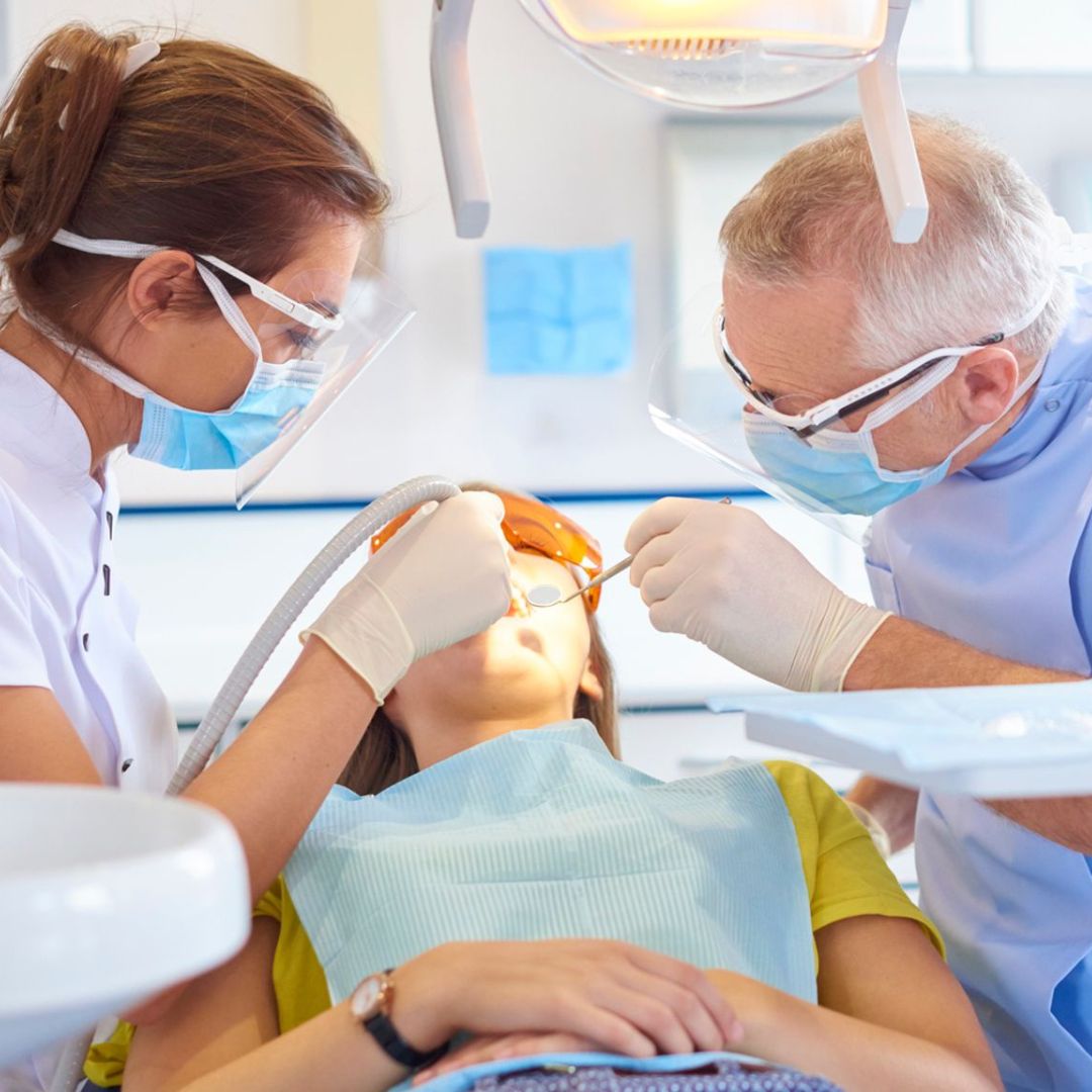 Com uma abordagem inovadora, o protocolo permite a fixação definitiva de dentes artificiais através de implantes de titânio.
