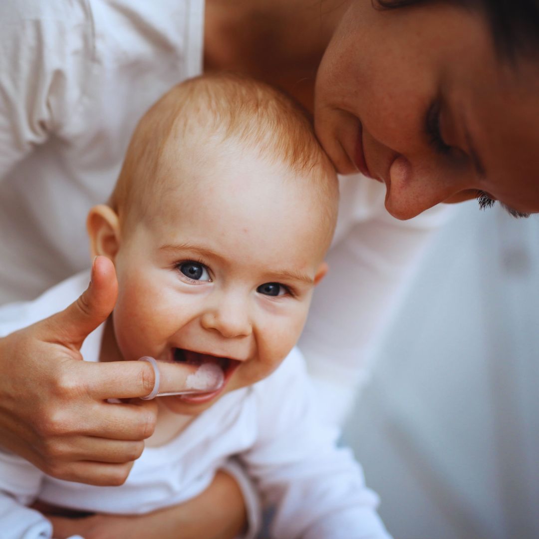 Além de fortalecer o vínculo entre mãe e filho, o leite materno é rico em nutrientes essenciais que ajudam no crescimento saudável.