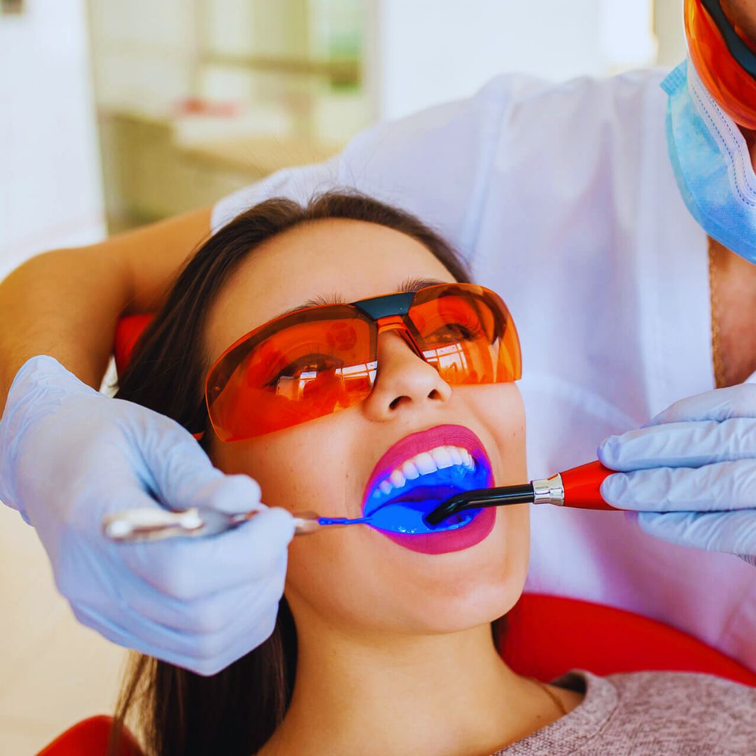 O clareamento dental é um procedimento estético que visa remover manchas e pigmentos dos dentes, promovendo um sorriso mais branco e atraente.