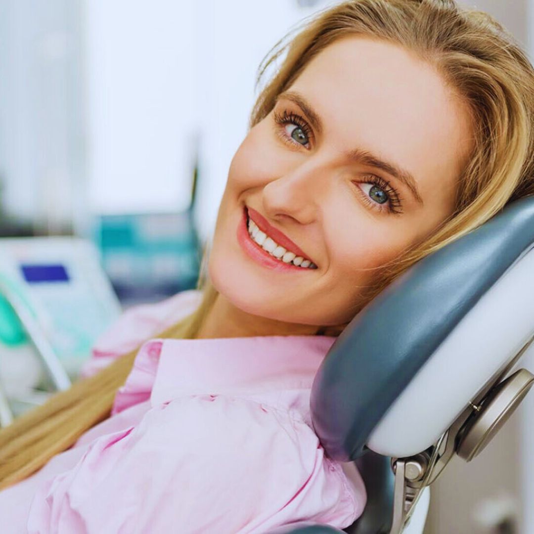 As lentes de contato dentais consistem em lâminas ultrafinas de porcelana ou resina que revestem a superfície dos dentes.