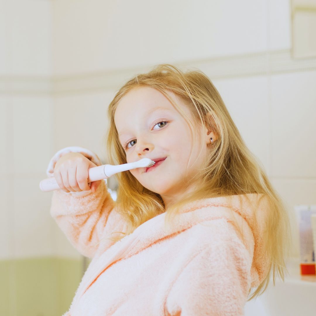 A escovação correta não apenas remove resíduos alimentares e placa bacteriana, mas também previne cáries e outras doenças bucais.