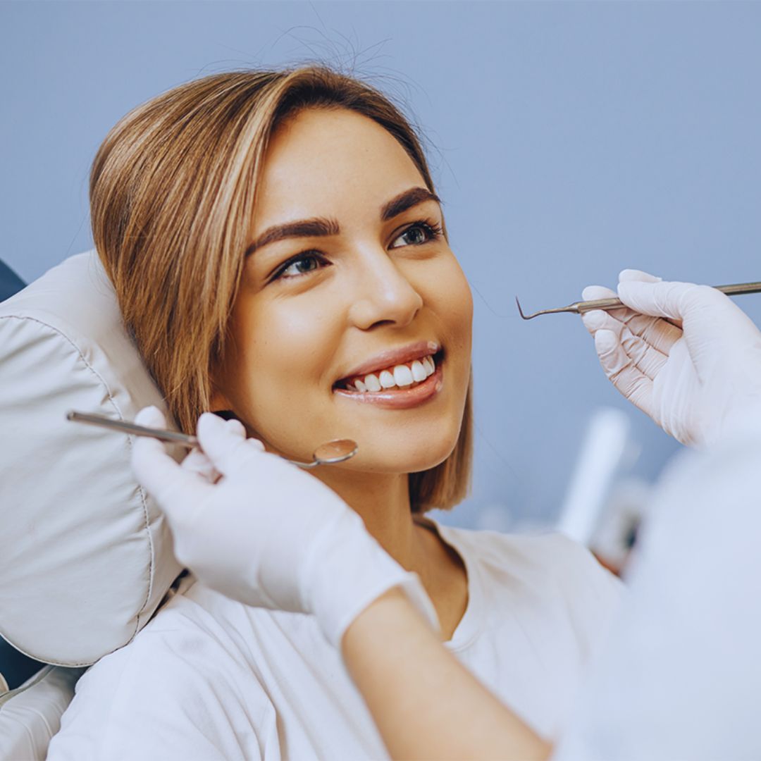 A limpeza dental profissional, também conhecida como profilaxia, é um procedimento essencial realizado por dentistas para manter a saúde bucal em dia.