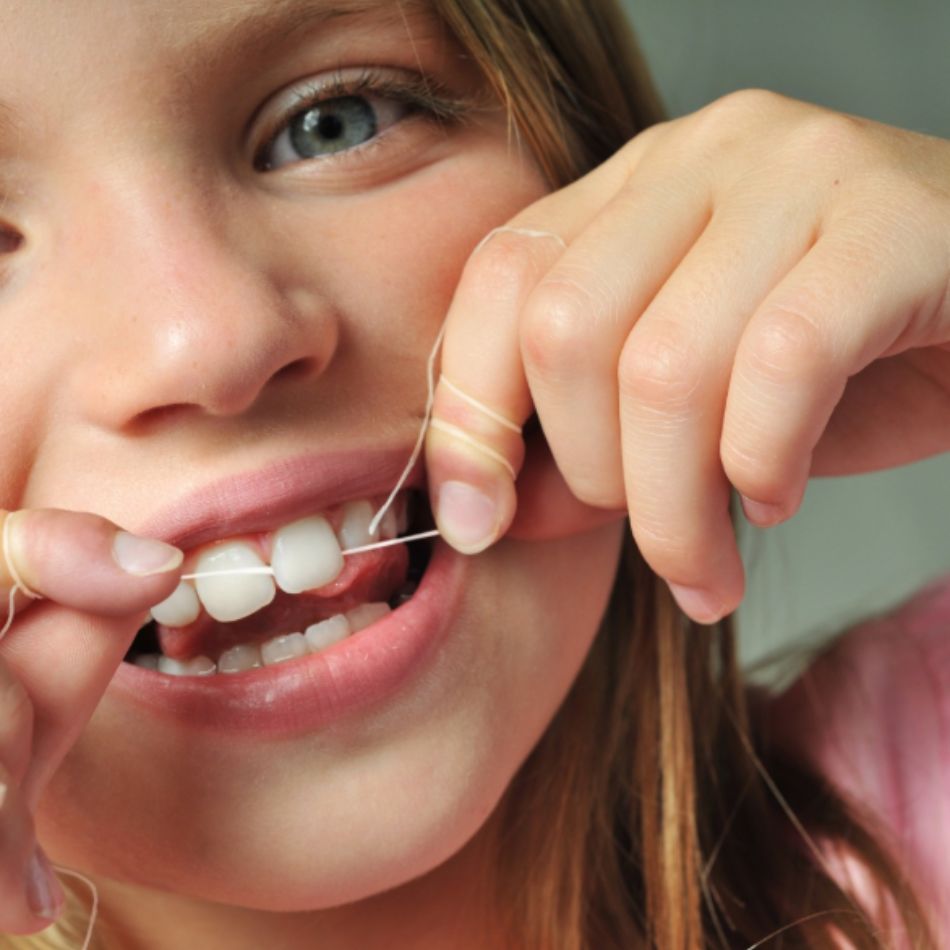 Os Benefícios de Usar Fio Dental desde Cedo para a Saúde Bucal das Crianças.
