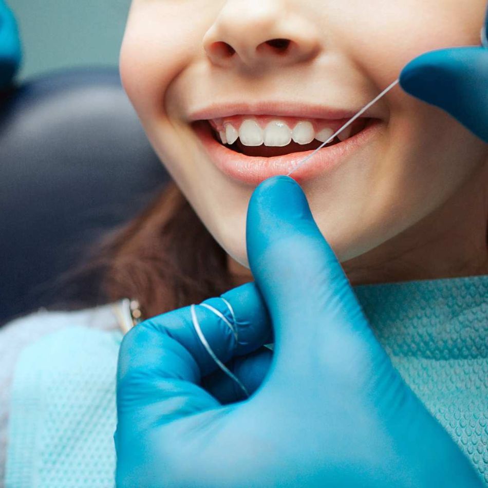 Os Benefícios de Usar Fio Dental desde Cedo para a Saúde Bucal das Crianças.