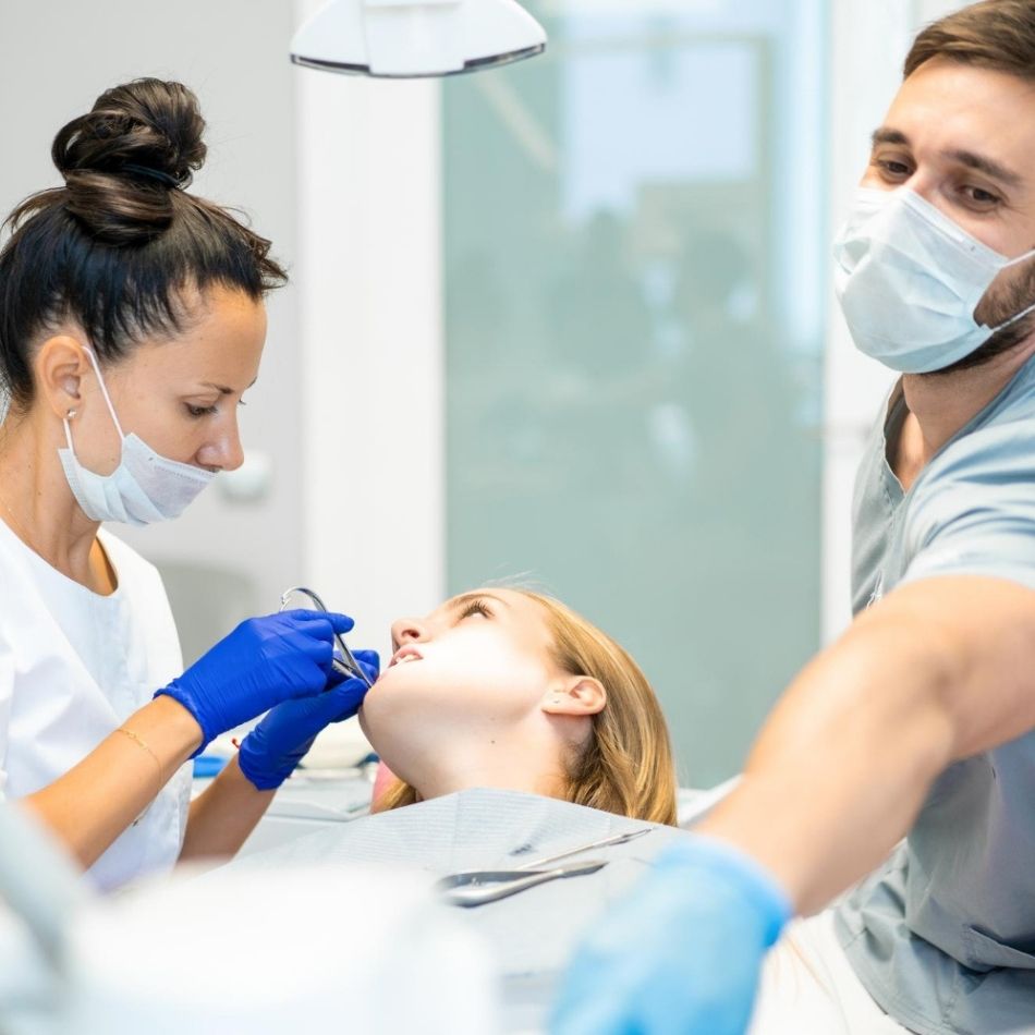 Quando e Por Que Você deve Procurar um Especialista em Periodontia.