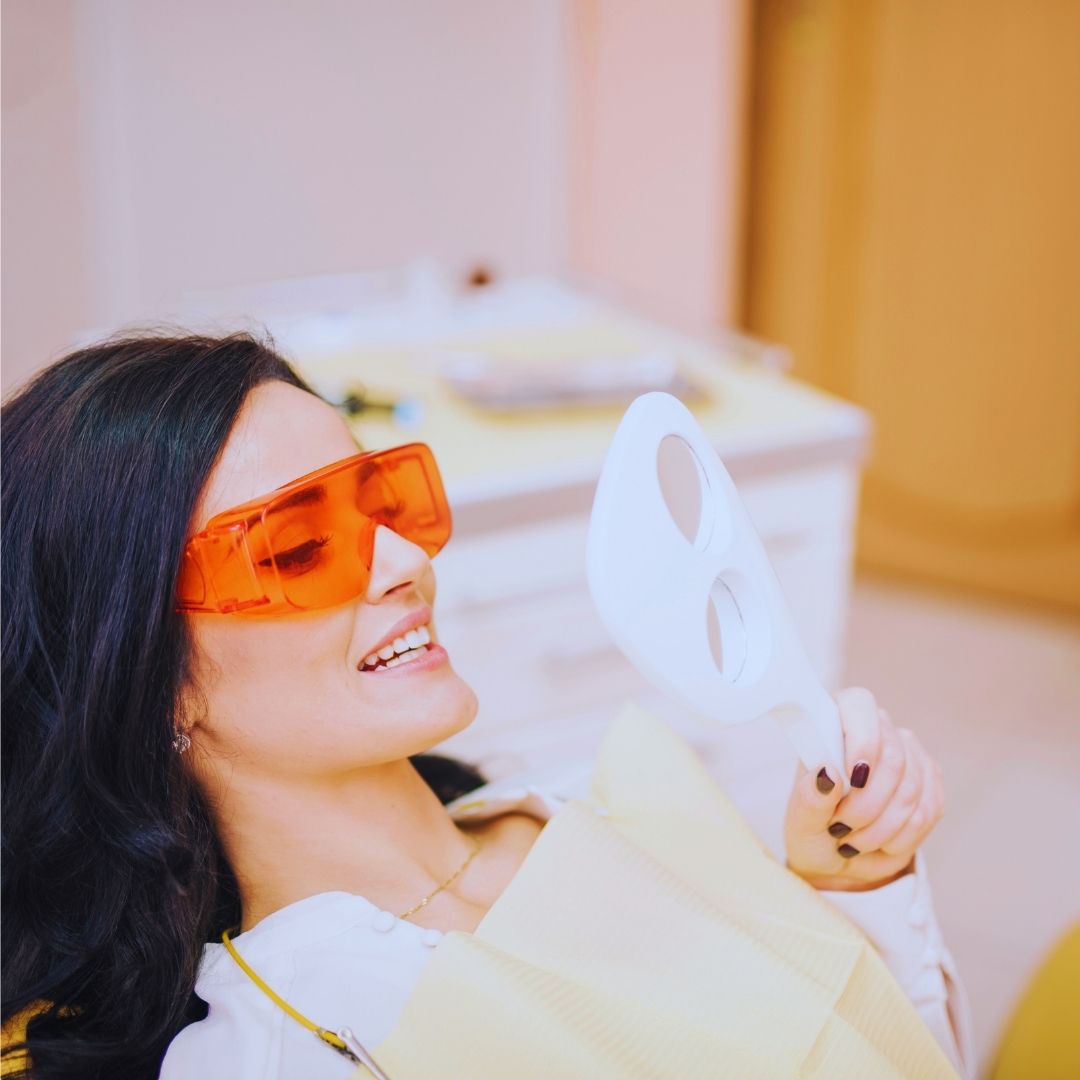 O clareamento dental no consultório é um procedimento estético que vem ganhando popularidade por proporcionar dentes mais brancos e um sorriso mais atraente.