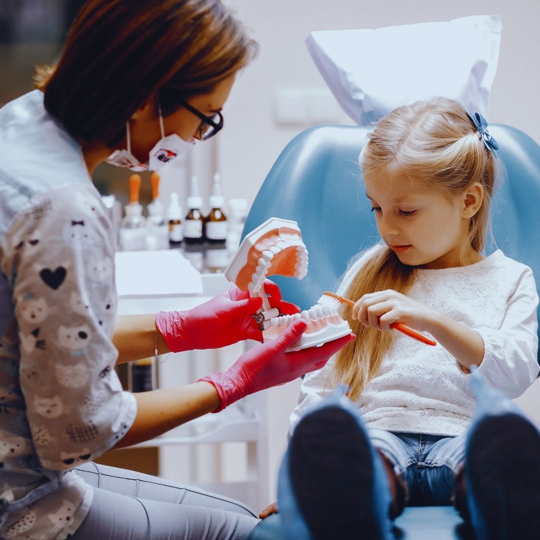 As festas de aniversário são momentos de alegria e diversão, mas também podem representar um desafio para a saúde bucal das crianças.