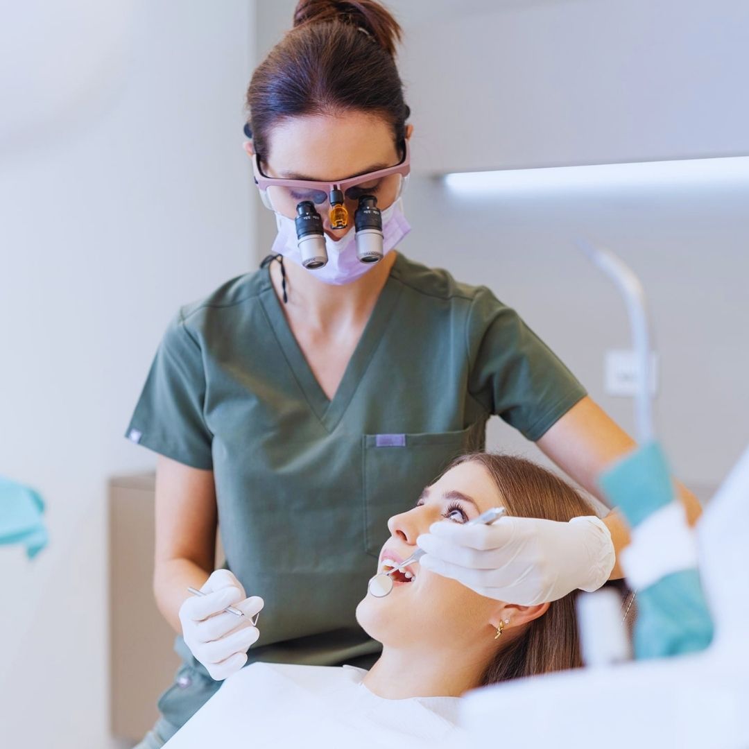 A endodontia é uma especialidade essencial na odontologia moderna, focada no tratamento da polpa dentária e dos canais radiculares.