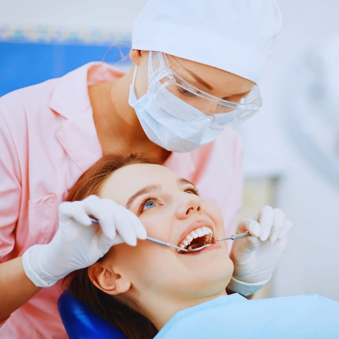 A saúde bucal é crucial para o bem-estar geral, influenciando desde a autoestima até a saúde sistêmica.